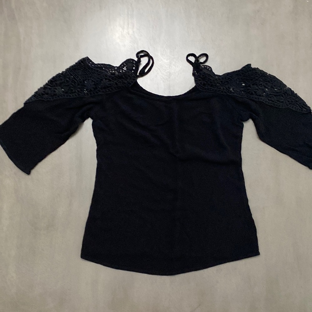 Open shoulder 3/4 shirt